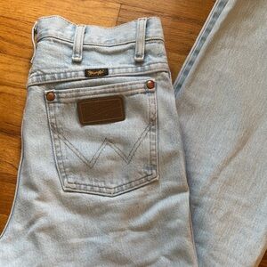 Wrangler Women's Classic Light Blue Straight Leg Jeans